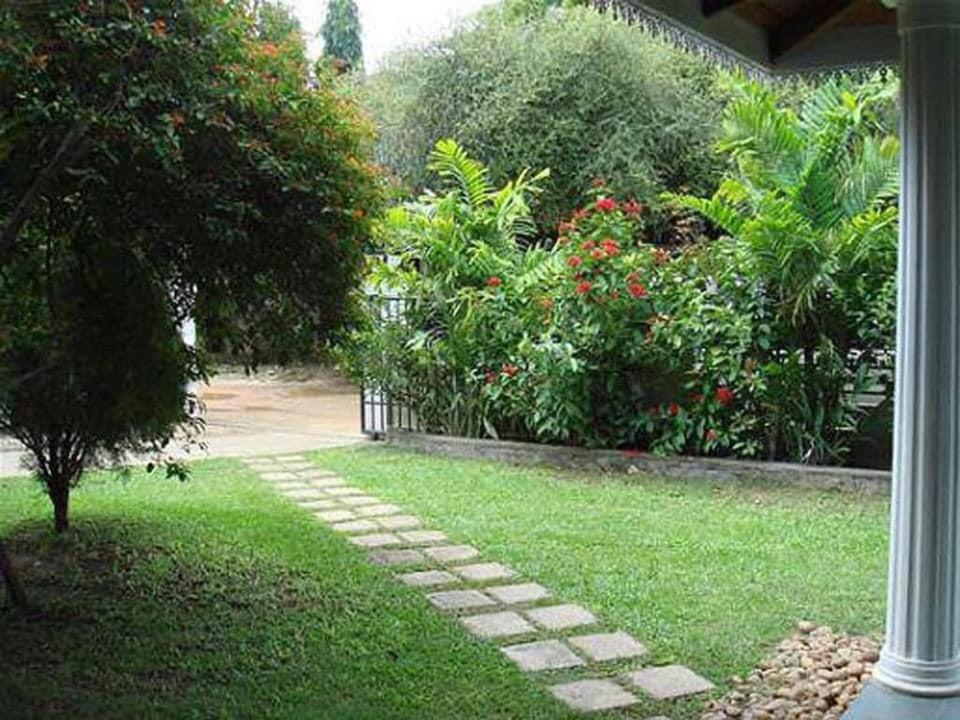 Hotel Sunflower Kataragama Exterior photo