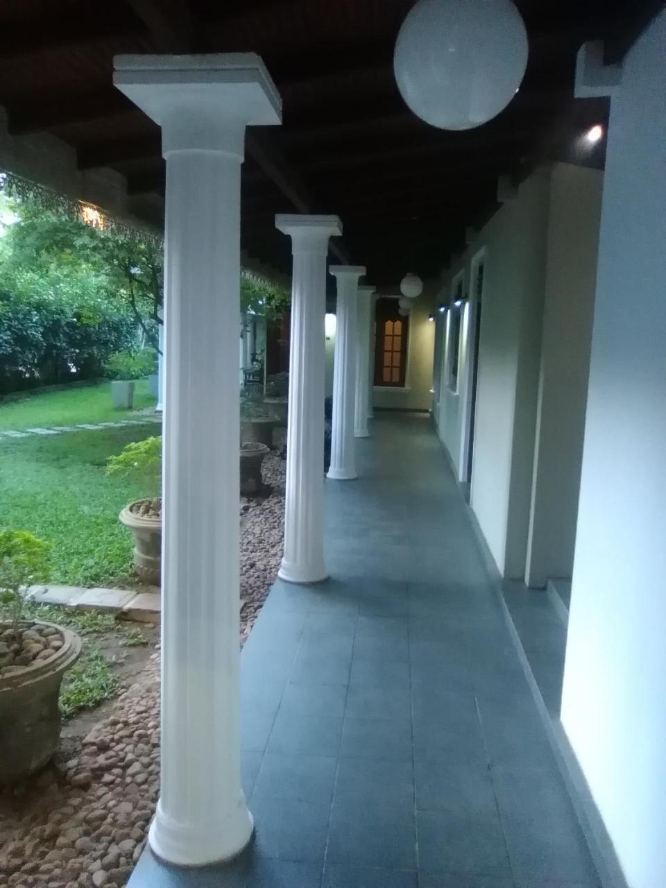 Hotel Sunflower Kataragama Exterior photo